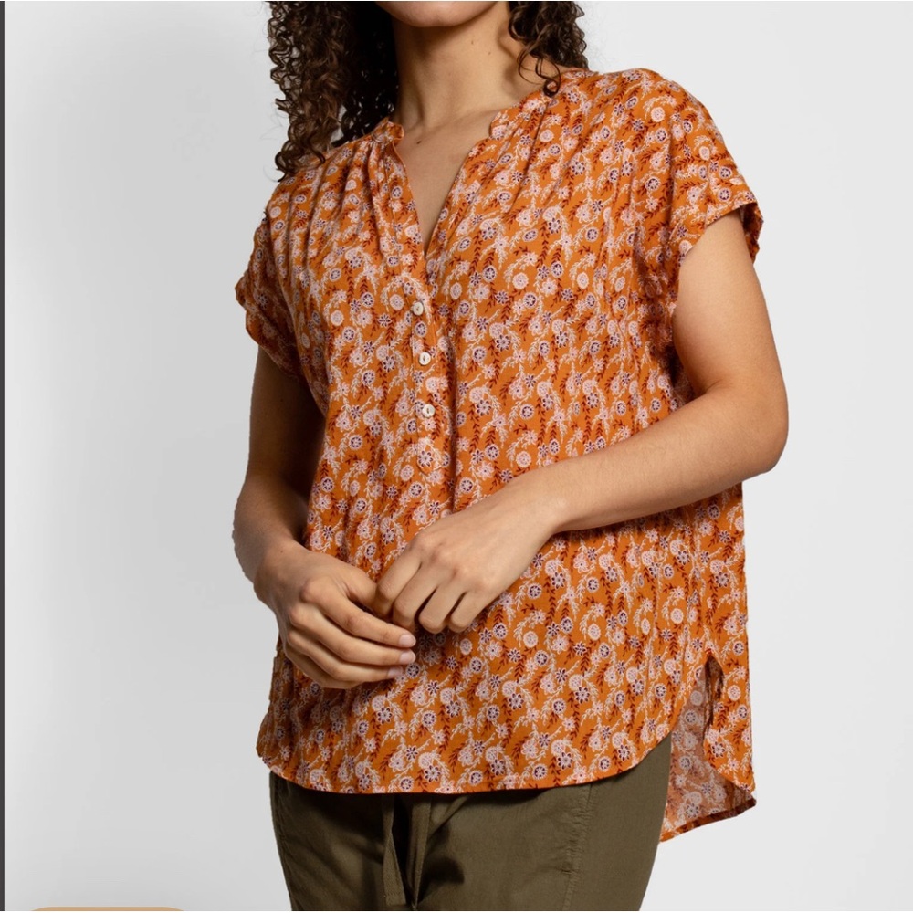 XiRENA Orange Floral Short-Sleeve V-Neck Top